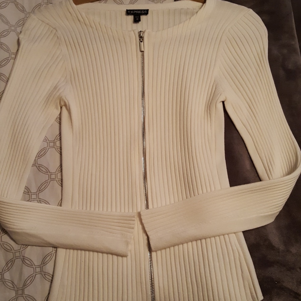 womans off white shirt